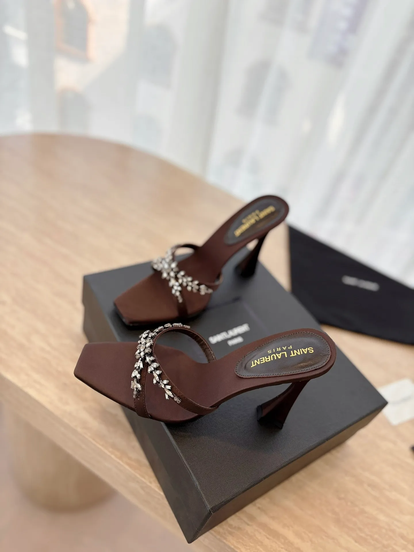 👟👟Ex-factory price 540👟👟 High version "SAINT LAUREN*" Saint Laurent YSL 25ss/spring and summer new catwalk style large rhinestone high-heeled shoes and sandals. Only YSL understands women's hearts best and does not accept refutation. It is a super invincible feminine artifact and a must-have for women (z-product full-body customization, own molded hardware accessories, perfect consistency). Compare the differences between pictures and goods on the market. ✔Upper: Customized imported calf patent leather/silk ✔Lining: Imported 🐑sheep leather ✔Sole: Imported genuine leather outsole ✔Heel height: 10.5cm ✔Number of yards: 35-39 (40 can be customized and non-returnable) (Full set of packaging)
